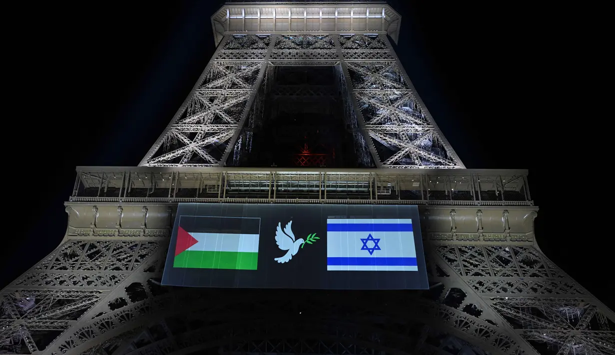 Gambar bendera Palestina (kiri) dan Israel serta seekor merpati dengan ranting zaitun, yang ditampilkan di Menara Eiffel pada malam sebelum Prancis berencana mengakui Negara Palestina, di Paris, pada 21 September 2025. (Bertrand GUAY/AFP)