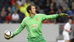 Raimond van der Gouw. Kiper yang kini berusia 59 tahun dan telah pensiun pada Juli 2007 bersama Agovv Apeldoorn ini pernah memperkuat salah satu klub besar di Liga Inggris, Manchester United selama 6 musim. Ia didatangkan MU dari Vitesse pada awal musim 1996/1997 dengan status bebas transfer dan diplot sebagai kiper pelapis dari Peter Schmeichel. Ia total tampil dalam 59 laga di semua ajang dengan torehan 27 kali clean sheet dan kebobolan 52 gol dan berhasil meraih 6 gelar di antaranya 2 trofi Premier League dan 1 trofi Liga Champions. Pada awal musim 2002/2003 MU melepasnya ke West Ham United. (AFP/Jonathan Nackstrand)