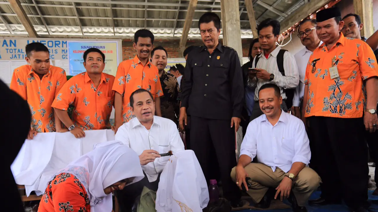 Kala Menteri Desa Membatik Bareng Ibu-ibu