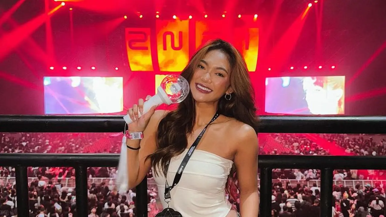 Gaya OOTD Konser Publik Figur Menyaksikan 2NE1 di Jakarta