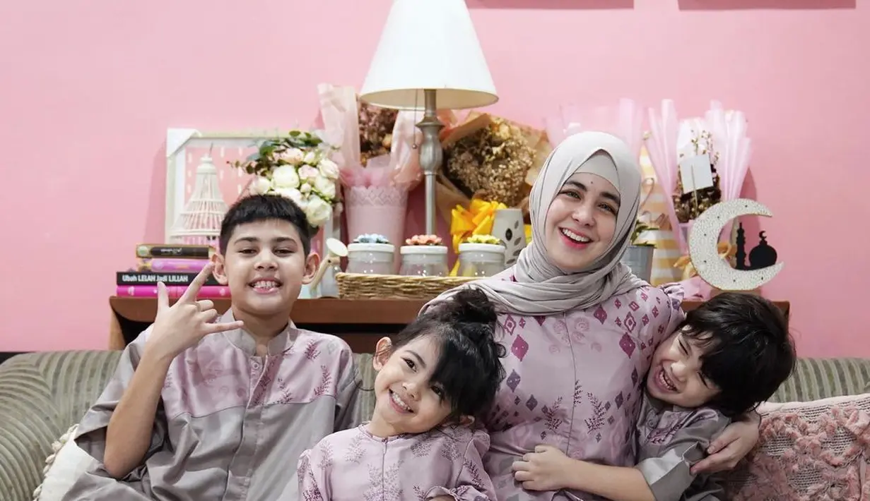 Sekedar informasi, Risty Tagor telah tiga kali cerai. Wanita 33 tahun itu menikah pertama dengan Rifky Balweel tahun 2010 silam. Empat tahun menikah berakhir cerai dan dikaruniai seorang anak. Kedua menikah dengan Stuart Collin dan kembali berakhir cerai. Dua kali gagal, ia menikah lagi diam-diam dan juga berakhir cerai. [Instagram/ristytagor]