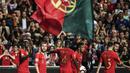 Perayaan gol timnas Portugal pada laga kedua kualifikasi Piala Eropa 2020 yang berlangsung di Stadion Da Luz, Lisbon, Senin (27/3). Portugal raih hasil imbang 1-1 kontra Serbia. (AFP/Patricia de Melo)