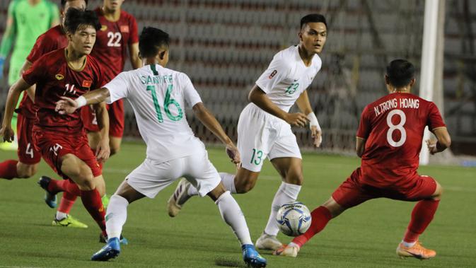 Duel lini tengah Timnas Indonesia U-22 saat menghadapi Vietnam di laga Grup B sepak bola SEA Games 2019 yang digelar di Stadion Rizal Memorial, Manila, Minggu (1/12/2019). (Bola.com/Muhammad Iqbal Ichsan)