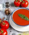 Sup tomat panggang dengan basil segar kaya akan vitamin E dan C, magnesium, dan antioksidan sehingga dapat meningkatkan kesehatan jantung, pencegahan kanker, dan kadar gula darah yang lebih sehat. (Foto/dok: Freepik/azerbaijan_stockers)