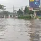 Situasi banjir di Jalan Raya Dayeuhkolot-Banjaran depan Jembatan, Rabu (3/11/2021). Akibat banjir, pengendara bermotor tidak bisa melintas. (Foto: Liputan6.com/Huyogo Simbolon)