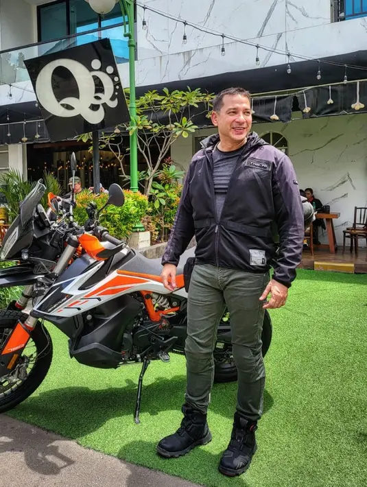 Sunmori dengan motor kesayangannya, Ari Wibowo kenakan cargo pants, t-shirt, dan sepatu boots. Maskulin banget ya? [@ariwibowo_official]