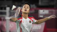 Pebulu tangkis Indonesia Anthony Sinisuka Ginting saat bertanding melawan pebulu tangkis Rusia Sergey Sirant pada penyisihan grup tunggal putra Olimpiade Tokyo 2020 di Tokyo, Jepang, Rabu (28/7/2021). Anthony Ginting lolos ke 16 besar Olimpiade Tokyo 2020. (AP Photo/Dita Alangkara)