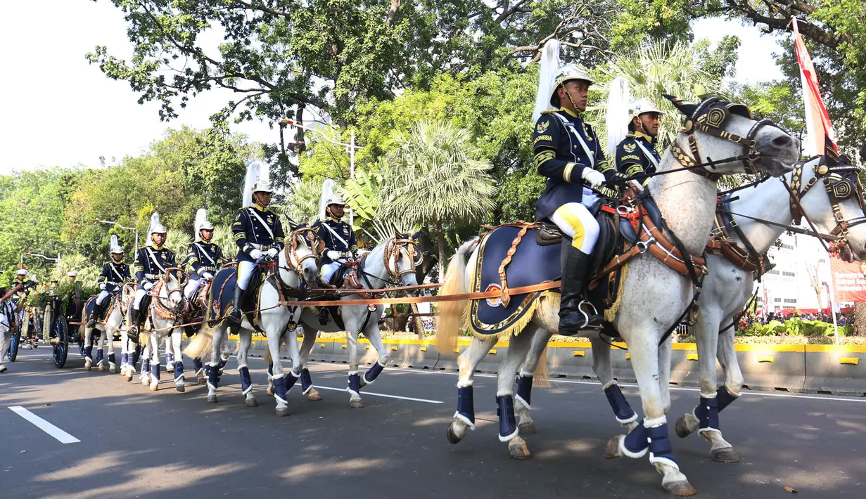 Sebanyak 145 pasukan berkuda dikerahkan untuk mengikuti dan mengawal iringan bendera merah putih dan teks proklamasi. (KapanLagi.com/Budy Santoso)
