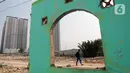 Warga melintasi di antara bangunan yang rata dengan tanah demi kelancaran proyek tersebut. (Liputan6.com/Johan Tallo)