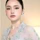 Gaya Syifa Hadju sukses menjadi pusat perhatian berkat pilihan kebaya dan baju adat Aceh yang anggun dan feminin di dua acara berbeda, mulai dari akad hingga resepsi.