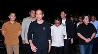 Ketua Umum Partai Demokrat sekaligus Menteri Agraria dan Tata Ruang/Kepala Badan Pertanahan Nasional (ATR/BPN), Agus Harimurti Yudhoyono (AHY) terkejut liat antusias warga sambut kedatangan Presiden Jokowi. (Lizsa Egeham).