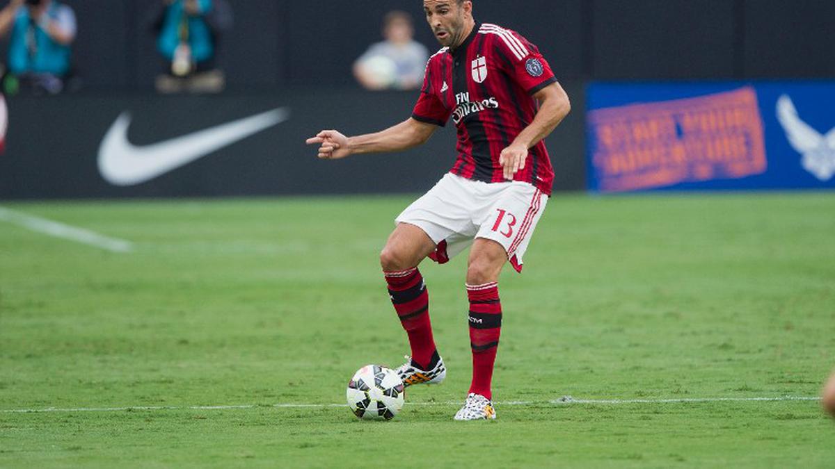 Demi Piala Eropa Bek Tangguh Milan Siap Hengkang - Bola Liputan6.com