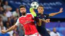 Striker Arsenal, Olivier Giroud, berebut bola dengan bek PSG, Marquinhos. Tertinggal membuat Arsene Wenger memasukan bombernya ini pada menit ke-63. (AFP/Franck Fife)