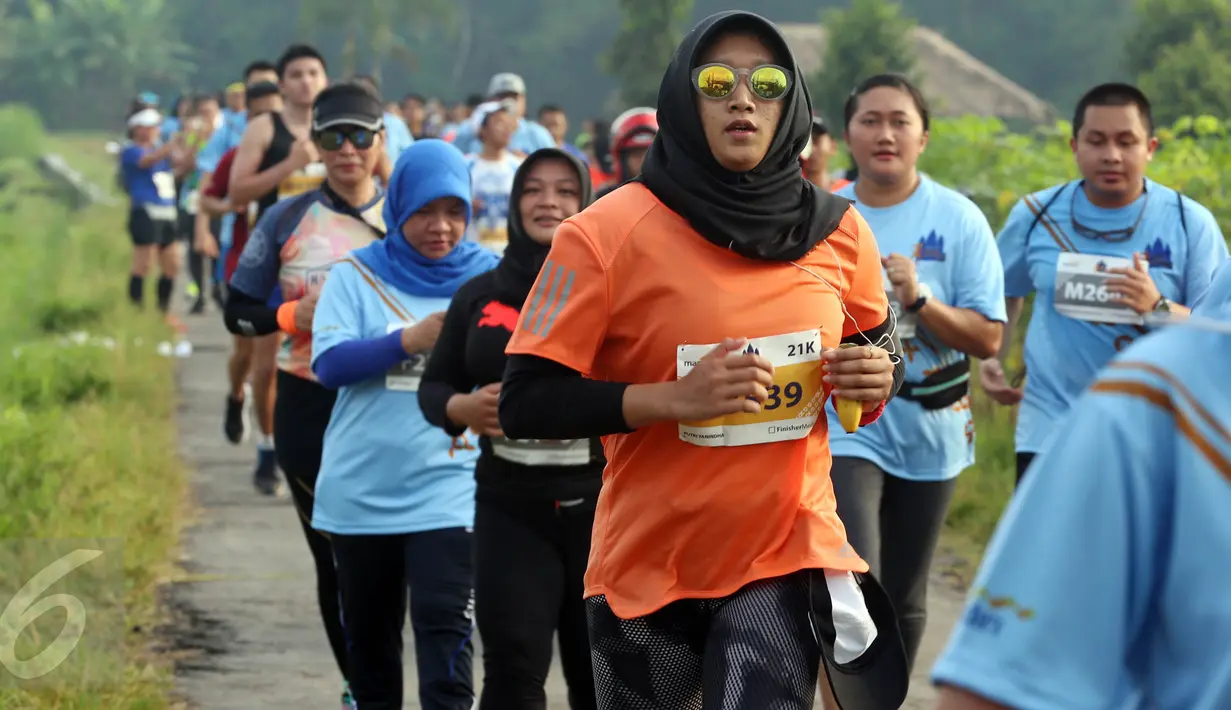 Para peserta mengikuti Mandiri Jogja Marathon 2017 di kompleks Candi Prambanan, Sleman, Minggu (23/4). Marathon jarak 42 km yang diikuti sekitar 5.800 peserta ini dilepas oleh Gubernur DIY Sri Sultan Hamengkubuwono X. (Liputan6.com/Johan Tallo)