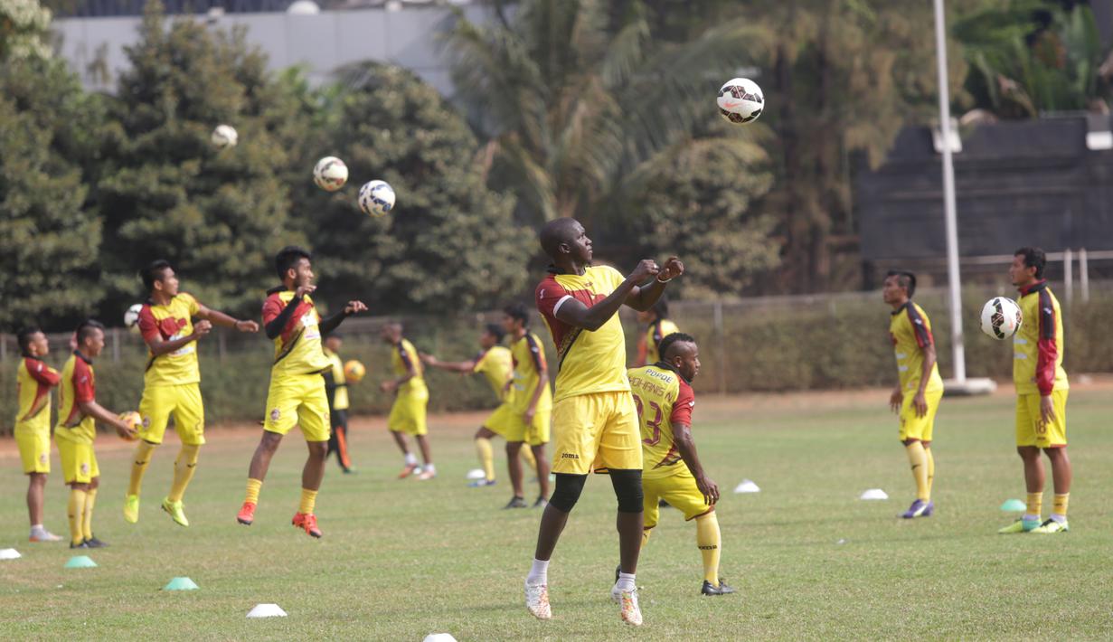 Pemain Sriwijaya FC serius dalam latihan di Stadion Soemantri Brojonegoro, Jakarta, Jumat (16/10/2015) pagi WIB. (Bola.com/Nicklas Hanoatubun)
