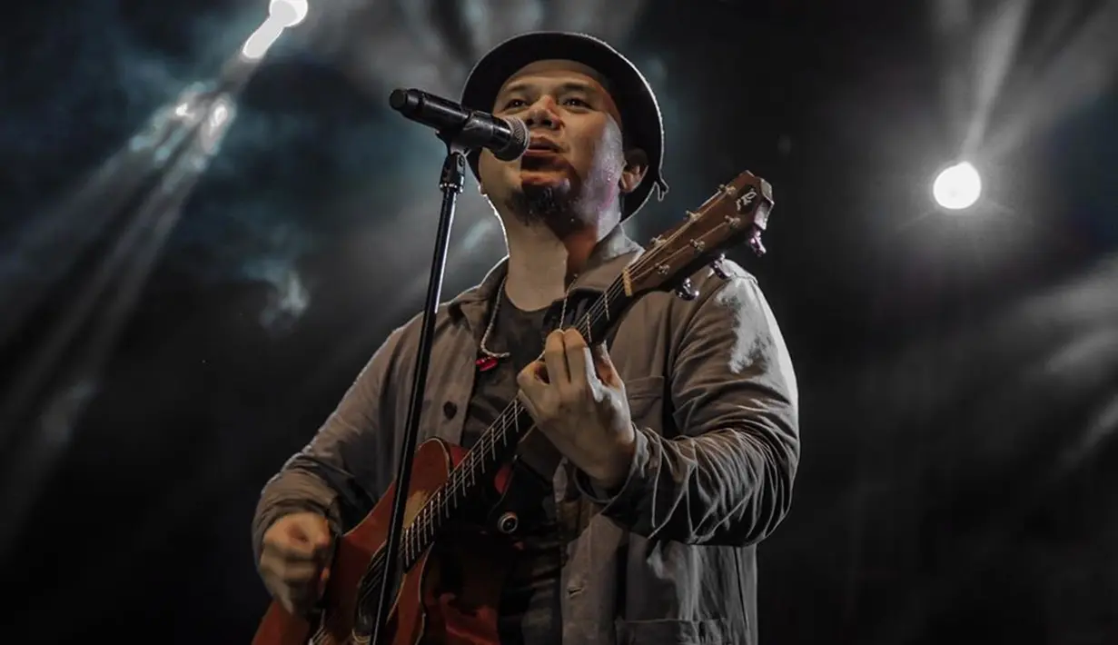 Saat tampil di Jatim Fair 2019, Padi Reborn membawakan lagu-lagu andalan band tersebut. Mulai Mahadewi, Semua Tak Sama, Love of My Life, Kasih Tak Sampai dan juga Begitu Indah. (Liputan6.com/IG/@jatimfair)