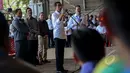Presiden Jokowi (kiri) didampingi Dirut BPJS Fahmi Idris (kanan) berdialog dengan pekerja saat penyerahan Kartu Indonesia Sehat (KIS) bagi pekerja di PT Dok dan Perkapalan Kodja Bahari, Cilincing, Jakarta, Selasa (28/4/2015). (Liputan6.com/Faizal Fanani)