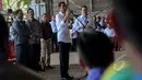 Presiden Jokowi (kiri) didampingi Dirut BPJS Fahmi Idris (kanan) berdialog dengan pekerja saat penyerahan Kartu Indonesia Sehat (KIS) bagi pekerja di PT Dok dan Perkapalan Kodja Bahari, Cilincing, Jakarta, Selasa (28/4/2015). (Liputan6.com/Faizal Fanani)