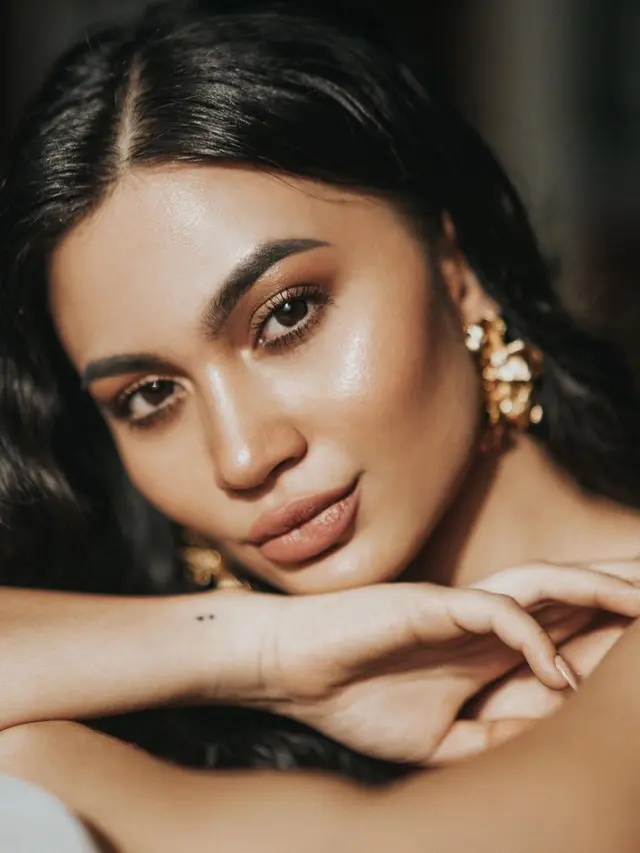 6 Pemotretan Terbaru Ariel Tatum Pakai Busana Hitam, Gayanya Jadi Sorotan