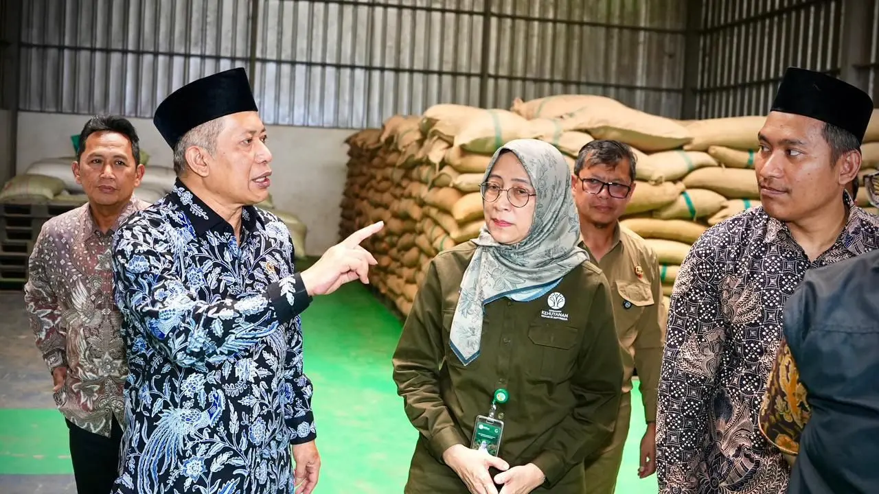 Menteri Koperasi (Menkop) Ferry Juliantono meresmikan pelepasan ekspor kopi ke Aljazair oleh Koperasi Produsen Gunung Luhur Berkah. (Foto: Istimewa)
