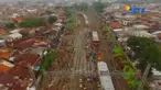 Sampai Selasa (3/10/2017) siang, petugas masih berusaha mengevakuasi gerbong kereta.