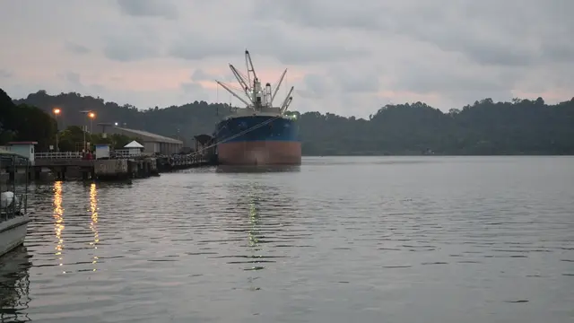 Nusakambangan dilihat dari Dermaga Sleko, Cilacap, pada sebuah senja. Kini buaya berkeliaran di tempat ini. (Foto: Liputan6.com/Muhamad Ridlo)