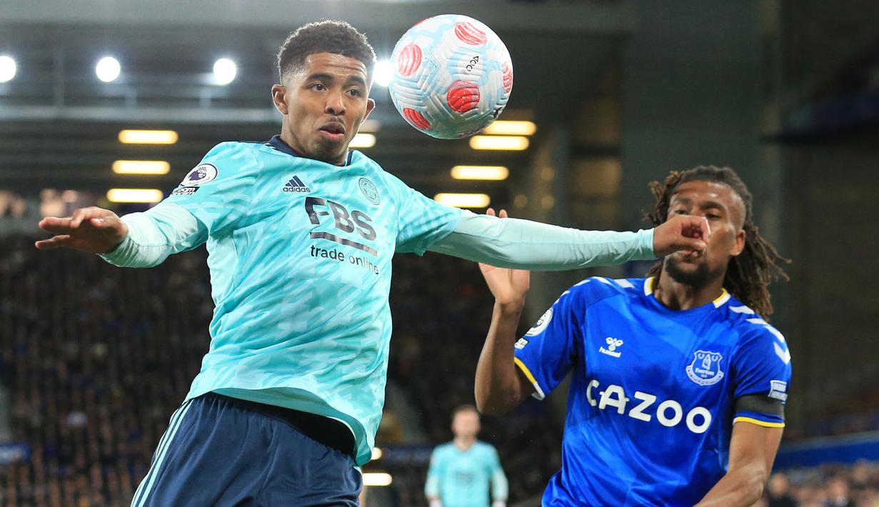 <p>Pemain muda Prancis, Wesley Fofana telah muncul sebagai salah satu bek muda terbaik di Liga Inggris sejak pindah ke Leicester City dari Saint-Etienne. Pemain berusia 21 tahun itu tampil mengesankan untuk The Foxes dan memainkan peran kunci dalam kemenangan Piala FA musim lalu. Bek muda itu dilaporkan telah masuk radar Chelsea untuk sementara waktu. Klub dilaporkan telah bersedia mengajukan tawaran untuknya bahkan saat dia absen karena cedera. (AFP/Lindsey Parnaby)</p>