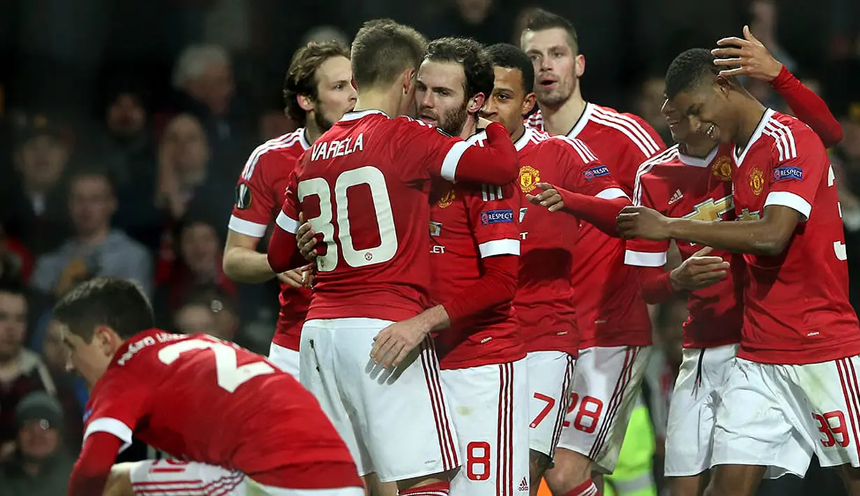 Penyerang muda Manchester United, Marcus Rashford, merayakan gol yang dicetaknya ke gawang Midtjylland. Gol Setan Merah dicetak oleh sebuah gol bunuh diri, dua gol Rushford dan sebuah gol Herrera serta Depay. (EPA/Nigel Roddis)