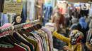 Suasana aktivitas jual beli di pusat perbelanjaan Blok B Tanah Abang, Jakarta, Kamis (12/10/2023). (Liputan6.com/Faizal Fanani)