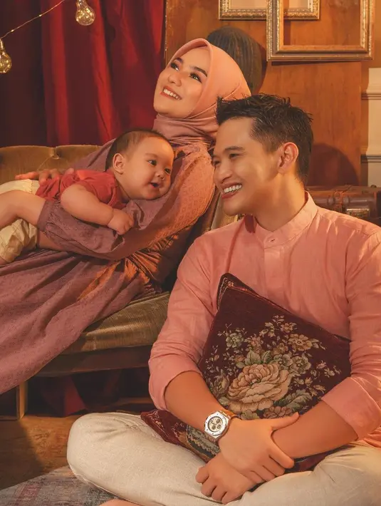 Lihat betapa bahagianya rumah tangga Rezky Aditya dan Citra Kirana. Pada foto ini terlihat Rezky, Citra, dan Athar tersenyum bahagia. (Foto: instagram.com/citraciki)