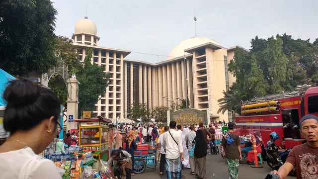 Usai Salat Id di Masjid Istiqlal, Satu Anak Kehilangan Keluarganya