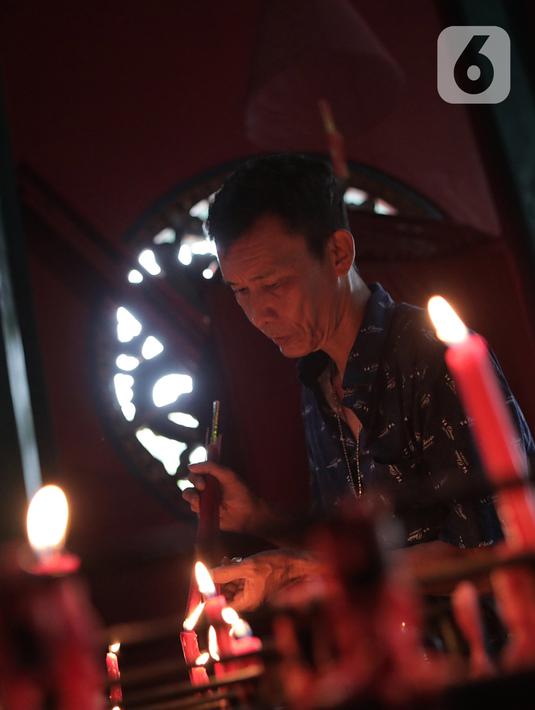 Warga keturunan Tionghoa menyalakan lilin saat sembahyang menyambut Tahun Baru Imlek 2571 di Klenteng Kong Miao, TMII, Jakarta Timur, Sabtu (25/1/2020). Perayaan imlek tahun ini merupakan tahun Tikus Logam yang melambangkan kesuburan dan kekayaan dan waktu yang baru. (Liputan6.com/Herman Zakharia)