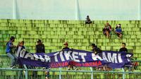 Aremania protes kesulitan mendapatkan tiket Arema melawan Persebaya. (Bola.com/Iwan Setiawan)