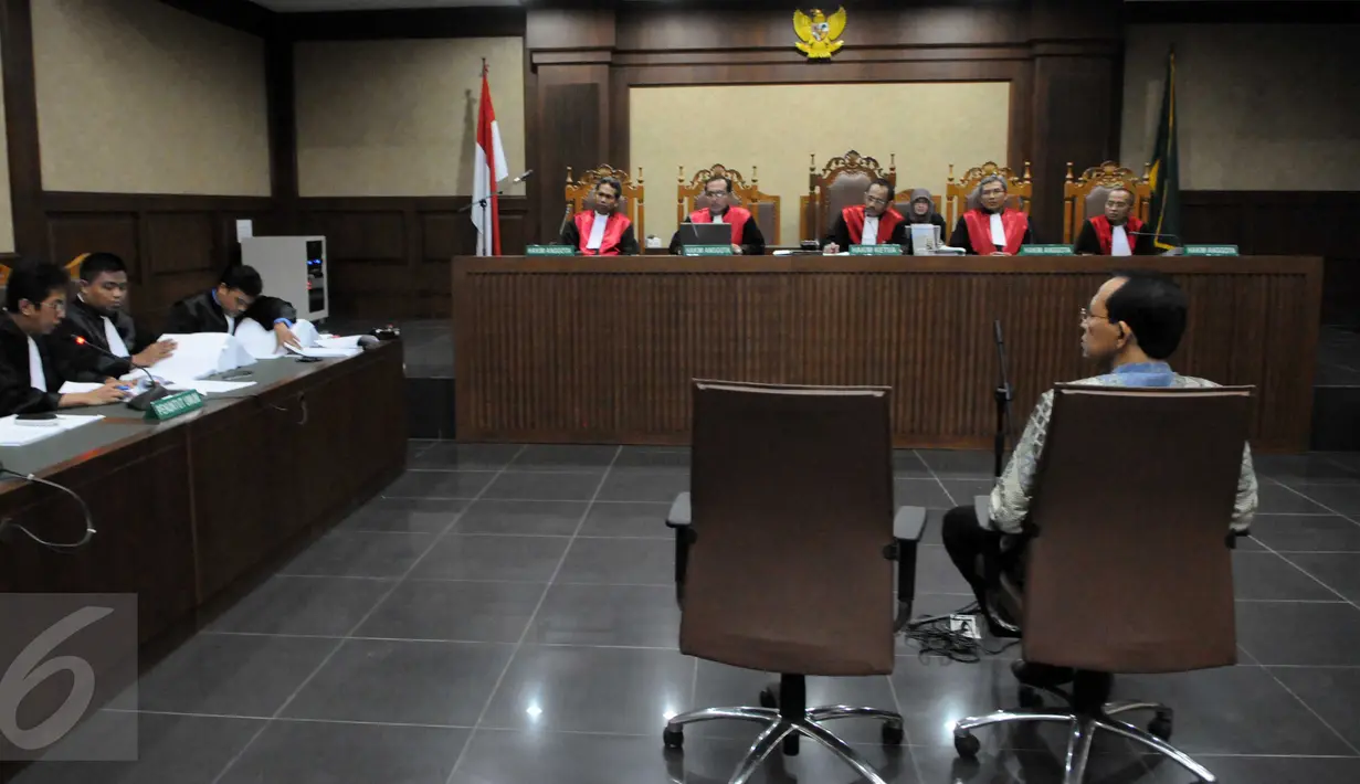 Suasana sidang tuntutan Suryadharma Ali terkait dugaan korupsi penyelenggaraan haji di Kemenag tahun 2011-2013, Jakarta, Rabu (23/12/2015). SDA dituntut 11 tahun denda 750 juta subsider 6 bulan. (Liputan6.com/Helmi Afandi)