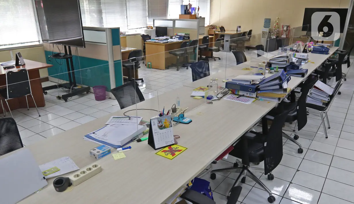 Ruang kerja pegawai di Kantor PLN Pusat, Jalan Trunojoyo, Blok M, Jakarta, Selasa (21/7/2020). PT PLN (Persero) memutuskan untuk menutup sementara kantor pusat  setelah enam orang karyawan PLN dinyatakan positif COVID-19, dimulai hari Senin (20/7) hingga Jumat (24/7). (Liputan6.com/Herman Zakharia)