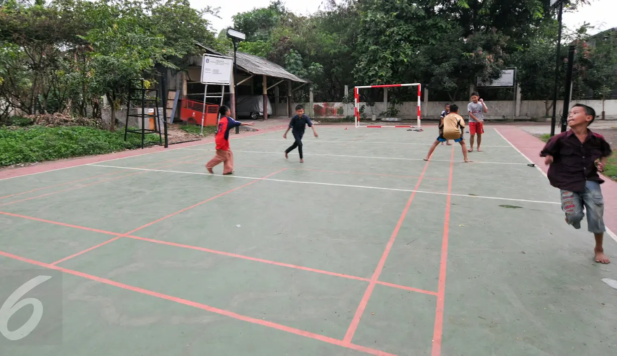 Bocah bermain di Ruang Publik Terpadu Ramah Anak (RPTRA) Jalan H Baung III RT 5/2 Pasar Minggu Jakarta, Senin (14/12). Akibat terkendala nota kesepahaman dengan perusahaan penyumbang CSR membuat pembangunan RPTRA itu terhambat. (Liputan6.com/Yoppy Renato)