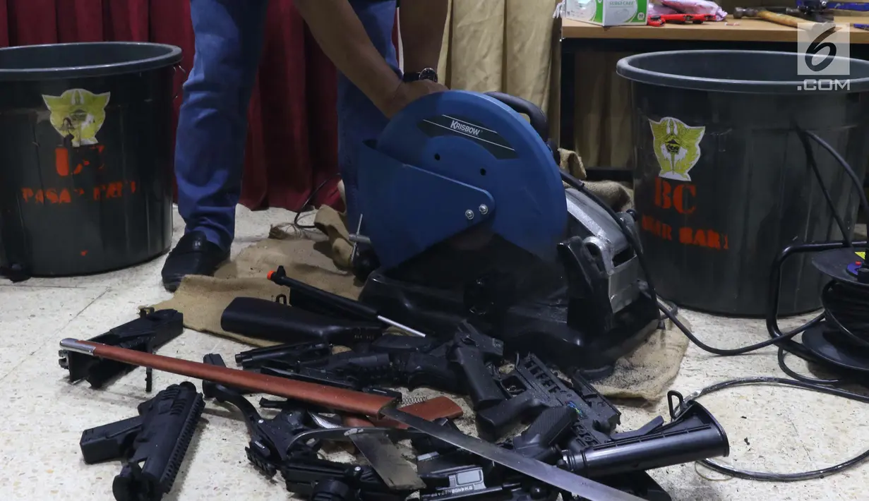 Petugas memotong airsoft gun saat Pemusnahan Barang Milik Negara Eks Kepabeanan dan Cukai, Kantor Bea Cukai Pasar Baru, Jakarta, Jumat (9/8/2019). Total 7972 pcs barang dimusnahkan dari tujuh jenis barang yang melanggar aturan dan disita sejak 2016 hingga awal 2018. (Liputan6.com/Helmi Fithriansyah)