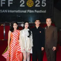 Gaya Rangga-Cinta dua generasi di Red Carpet BIFF 2025. [@therealdisastr].