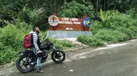 Akses menuju Telaga Tambing, salah satu objek wisata alam di Kawasan Taman Nasional Lore Lindu. (Foto: Rahman Odi).