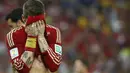 Pemain belakang Spanyol, Sergio Ramos, menutupi wajahnya usai dikalahkan Chile 0-2 di Stadion Maracana, Rio de Janeiro, Brasil, (19/6/2014). (REUTERS/Jorge Silva)