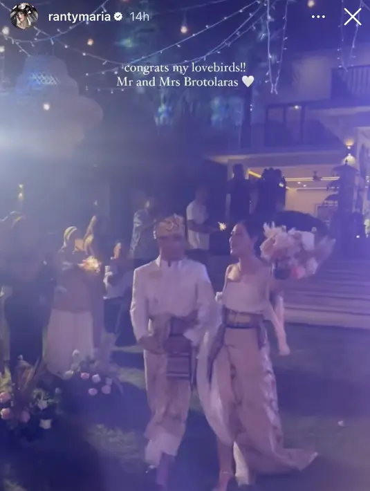 Laura dan Indra yang menyapa para undangan, keluar dengan membawa buket bunga sambil menari riang. Busana pilihan mereka tetap nyaman saat menghelat pernikahan outdoor. [Foto: @rantymaria]