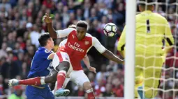 Striker Arsenal, Danny Welbeck, duel udara dengan gelandang Everton, Morgan Schneiderlin pada laga Premier League, di Stadion Emirates, Minggu (21/5/2017).  Arsenal menang 3-1. (EPA/Gerry Penny)