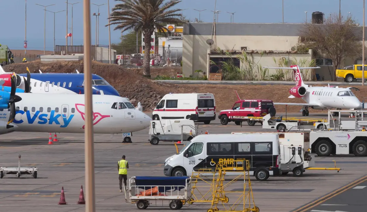Sebagai informasi, kapal berbendera Belanda tersebut sebelumnya tertahan di lepas pantai Praia, Cape Verde, karena otoritas setempat melarang bersandar untuk mencegah penyebaran virus. Tampak dalam foto, sebuah ambulans tiba di bandara untuk mengevakuasi pasien dari kapal pesiar MV Hondius di Praia, Tanjung Verde, Rabu 6 Mei 2026. (AP Photo/Misper Apawu)