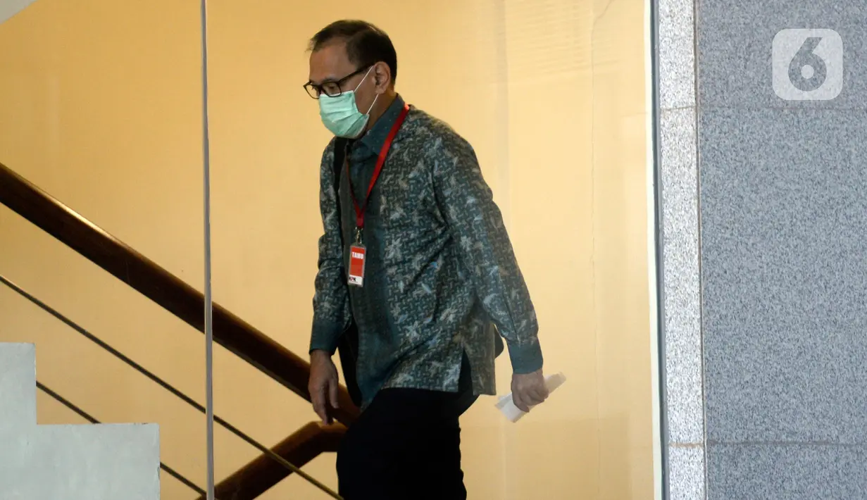 Mantan Menteri Keuangan Agus Martowardojo bersiap menjalani pemeriksaan di gedung KPK, Jakarta, Kamis (25/6/2020). Agus diperiksa sebagai saksi untuk Direktur Utama PT Sandipala Arthaputra, Paulus Tannos dalam kasus dugaan dalam kasus dugaan korupsi proyek KTP Elektronik. (merdeka.com/Dwi Narwoko)
