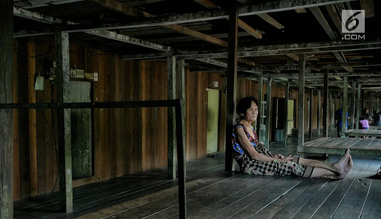 Potret warga di Rumah Radakng atau Rumah Panjang di Desa Saham, Kecamatan Sengah Temila, Kabupaten Landak, Kalimantan Barat, Rabu (8/8/2019). Rumah Radakng atau Rumah Panjang adalah Rumah adat Suku Dayak di Kalimantan Barat salah satu yang tertua. (Liputan6.com/Herman Zakharia)