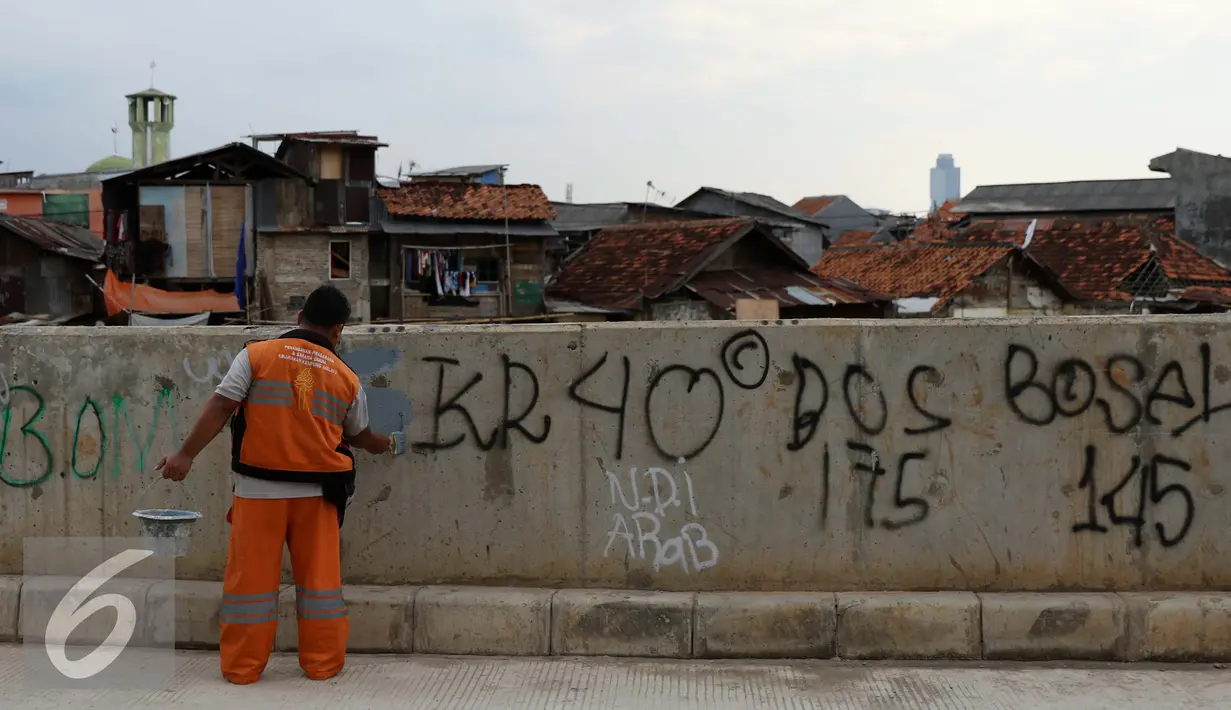 Sanksi hukum untuk pelaku aksi vandalisme atau pengotoran lingkungan termuat dalam pasal 489 KUHP dengan ancaman hukuman tiga hari, Jakarta, Selasa (11/10). (Liputan6.com/Gempur M Surya)