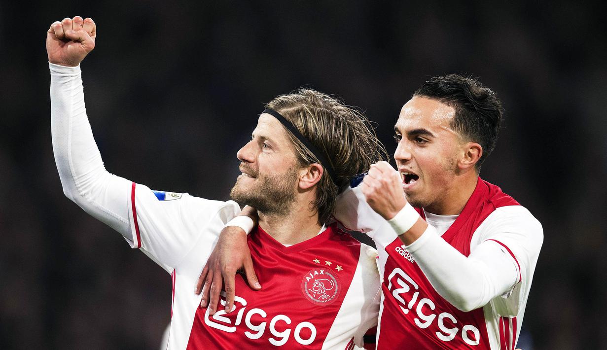 Gelandang Ajax Amsterdam, Abdelhak Nouri, berselebrasi saat mencetak gol ke gawang AZ Alkmaar di Amsterdam, Rabu (5/4/2017). Pemain berusia 20 tahun ini terancam harus mengakhiri kariernya karena mengalami kerusakan otak permanen. (EPA/Olaf Kraak)