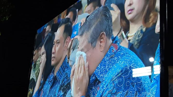 SBY terlihat menangis saat mendengarkan lagu 'Candle in the Wind' yang menjadi kenangannya bersama Ani Yudhoyono. (Nur Habibie)