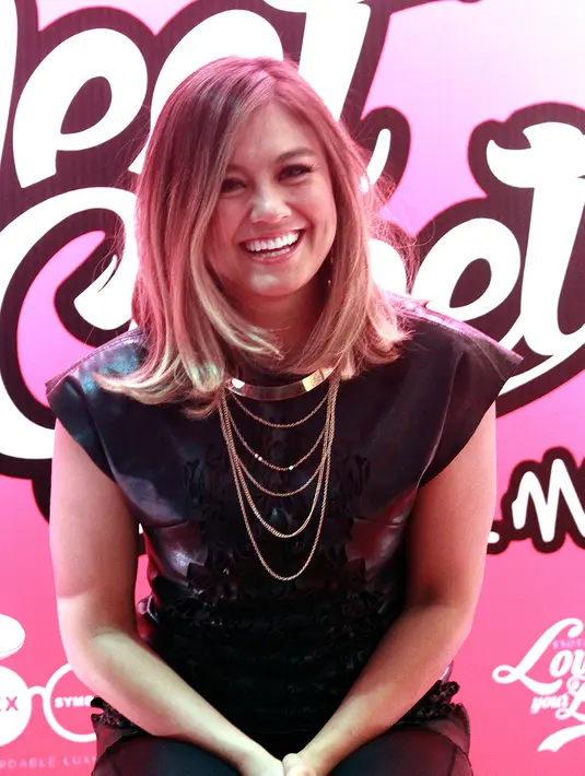 Tampil sebagai ‘brand ambassador’ selain menyapa para fans, Agnes Monica pun memperkenalkan produk terbaru yang dikeluarkan. (Wimbarsana/Bintang.com)