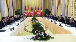 Suasana pertemuan Presiden AS Donald Trump dan Presiden Vietnam Nguyen Phu Trong di Istana Kepresidenan, Hanoi (27/2). Trump dan Kim Jong-un akan melakukan pertemuan empat mata selama 20 menit  di Metropole Hotel pukul 18.30 WIB. (AFP Photo/Saul Loeb)